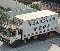 公司售服對機(jī)場中央廚房系統(tǒng)冷卻用冷水機(jī)進(jìn)行回訪，發(fā)現(xiàn)風(fēng)險，解決問題